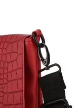 Bandolera Terrano modelo Astrid de color negro, con solapa de textura símil cocodrilo y base lisa. Cuenta con correa ancha regulable con inscripciones de la marca y herrajes metálicos oscuros.