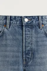 Jeans regular fit de denim de algodón en color gris con efecto lavado, tiro medio, diseño de cinco bolsillos y cierre frontal con botones.