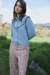Pantalón de jean con estampado de manchas orgánicas en tonos tierra, de tiro medio-alto y corte recto. Presenta bolsillos funcionales y largo al tobillo.