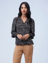 Blusa de gasa estampada marca Philosophy. Tiene cuello a la base con frunces, escote en V y botones. Punto smock en delantera y puños.