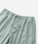 Bermuda de playa para hombre, de corte recto y color verde menta, confeccionada en algodón texturizado con diseño de rayas sutiles. Cuenta con cintura elástica con cordón de ajuste, bolsillos laterales y diseño sin estampas.