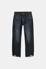 Jeans de mezclilla de tiro medio, corte recto y silueta curva con efecto lavado, bajo asimétrico y diseño de cinco bolsillos.