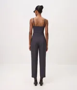 Pantalón sastrero wide leg color marrón, con diseño de perneras amplias, tiro alto y pinzas delanteras.