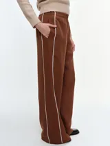 Pantalón de corte recto con cintura elástica y detalle de ribetes laterales en contraste. Confeccionado en tejido de algodón con elastano para mayor comodidad.