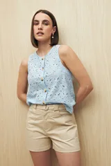 Short color marrón con cinturón, de corte recto y bolsillos delanteros y traseros.