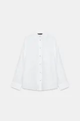Camisa oversize de cuello solapa, confeccionada en gasa. Presenta manga larga con hombro caído y puños, bolsillo de plastrón en el delantero y cierre frontal con botones.