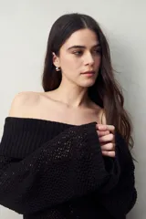 Sweater marrón calado con escote off-shoulder y mangas acampanadas.