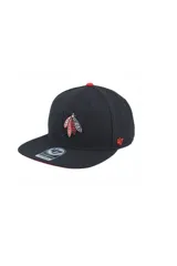 Gorra tipo snapback de corona estructurada y visera plana, color negro con detalles en rojo. Presenta el logo de los Chicago Blackhawks bordado en relieve en el frente y el logo de la marca 47 en el lateral.
