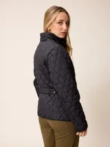 Campera acolchada de diseño matelassé, color negro, con cuello alto, cierre frontal con cremallera y botones a presión, y bolsillos delanteros con solapa.