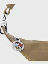 Cartera crossbody de diseño triangular, color verde oliva, con cierre superior y bolsillo frontal con solapa y botón a presión. Incluye correa ajustable para llevar cruzada.