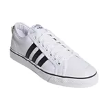 Championes Adidas modelo Nizza, de lona blanca con las tres tiras laterales en negro y suela de goma vulcanizada con detalle de línea negra.
