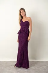 Vestido largo de fiesta color violeta con encaje floral, corte sirena, corsé drapeado y un solo hombro.
