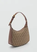 Bolso de hombro tipo hobo con diseño de media luna, confeccionado en material con estampado de monograma repetido. Cuenta con una correa ajustable con hebilla metálica y cierre superior de cremallera.