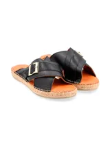 Sandalia de cuero negro con tiras cruzadas y hebilla dorada. Plataforma de yute.
