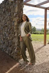 Blazer de lino verde oliva, de corte clásico y mangas largas con vuelta.