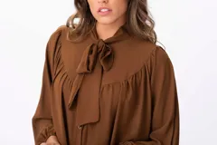 Camisa marrón de viscosa y poliéster, con cuello estructurado, mangas largas con puños ajustables y corte favorecedor.