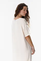 Vestido estilo remerón de corte holgado y largo midi, confeccionado en tejido liviano y suave. Presenta cuello redondo, mangas cortas y tajos laterales en el ruedo.