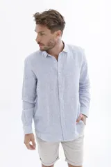 Camisa celeste a rayas verticales blancas, de manga larga y corte clásico.