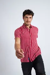 Camisa de manga corta con ajuste slim, diseño a rayas verticales en color rojo y blanco, cartera abotonada y logo bordado en el pecho.