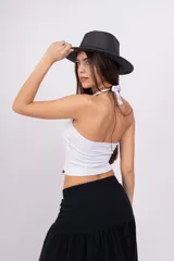 Top corto con estampado animal print de leopardo, escote halter y espalda descubierta.