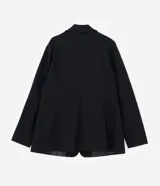 Blazer de corte slim alargado confeccionado en tejido punto roma, con cierre frontal de dos botones y solapas clásicas.