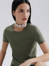 Remera verde claro de algodón, de corte clásico y mangas cortas.