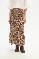 Falda larga de corte recto con abertura lateral pronunciada, confeccionada en tejido fluido con estampado abstracto en tonos tierra y crema.