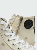 Zapatillas de caña alta Golden Goose modelo Francy, color blanco con detalles desgastados y estrella negra en el lateral.