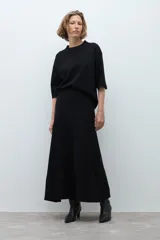 Falda midi tejida de corte recto y silueta ajustada, con cintura elástica y diseño minimalista.
