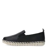 Zapatos tipo slip-on de cuero negro con diseño de textura granulada. Presentan una suela de goma blanca con detalle de costuras decorativas en contraste a lo largo de todo el borde.