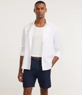 Bermuda masculina texturizada de color azul marino, confeccionada en algodón, con bolsillos y cintura elástica.
