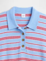 Buzo de punto tipo polo con diseño de rayas horizontales en azul marino y celeste. Presenta cuello camisero con cierre frontal de botones, mangas largas y puños ajustados.