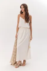 Falda larga color blanco hueso, de satén, con cintura elástica y corte recto.