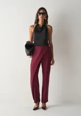 Pantalón de vestir color bordó con diseño de superposición frontal estilo capa, corte sastre y tiro alto.