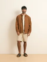 Campera de napa ecológica color marrón, con cierre frontal metálico, bolsillos laterales y cuello camisero.
