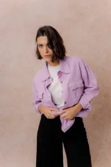 Camisa oversize de denim liviano color amarillo, con cuello camisero, mangas largas con puños, bolsillos delanteros con tapa y ruedo desflecado.