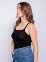 Top sin mangas ajustado al cuerpo, color naranja pálido, con tirantes finos y tejido de punto con tramado texturizado.