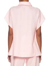 Camisa rosa claro de lino, con cuello clásico, manga corta tipo kimono, cierre frontal con botones y bolsillo de parche en el pecho.
