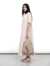 Vestido midi negro con cuello en V, mangas cortas y aberturas laterales. Confeccionado en tejido fluido con un toque de lurex.