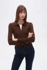 Saco de tejido de punto acanalado, color negro, con cuello tipo camisa y cierre frontal completo. De corte ajustado al cuerpo y manga larga.