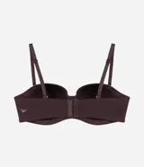 Soutien strapless color lila, con copas moldeadas y tirantes desmontables ajustables.