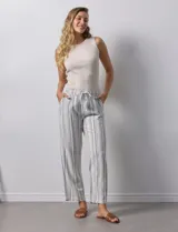 Pantalón celeste de lino marca Dash, con pretina elastizada, lazo de ajuste y bolsillos delanteros y traseros.