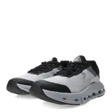 Championes deportivos unisex con diseño moderno, capellada de malla blanca y refuerzos en tono verde agua. Presentan una mediasuela voluminosa de color celeste con orificios laterales para mayor amortiguación y suela negra.