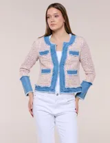 Chaqueta de tweed multicolor con textura tramada y detalles de denim deshilachado en la solapa, bolsillos y puños. Cuenta con escote redondo, frente abierto y bolsillos frontales.