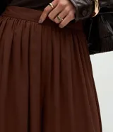 Pantalón de corte balloon con cintura alta elástica y diseño amplio. Presenta una caída fluida con terminaciones ajustadas en los tobillos que generan un efecto abullonado.