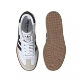 Zapatillas Adidas Originals Sambae de cuero blanco con las tres tiras laterales en negro, refuerzo de gamuza gris en la puntera, talón negro y suela de goma color caramelo.