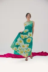Vestido largo de microtul elastizado con estampado de margaritas, escote redondo y sin mangas.