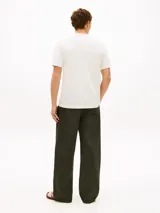 Remera de cuello redondo blanca de corte regular, confeccionada en puro algodón interlock. Cuenta con un discreto logo tonal bordado en el pecho y el logo de la marca bordado en la manga.
