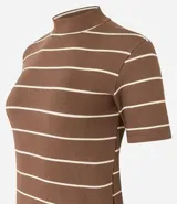 Blusa de ribana color marrón con rayas horizontales blancas, cuello medio, mangas cortas y corte ajustado.