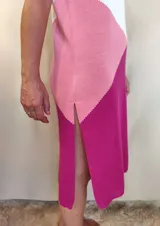 Vestido midi de tejido de punto en bloques de color blanco, rosado y fucsia, sin mangas, con cuello redondo y tajo lateral.